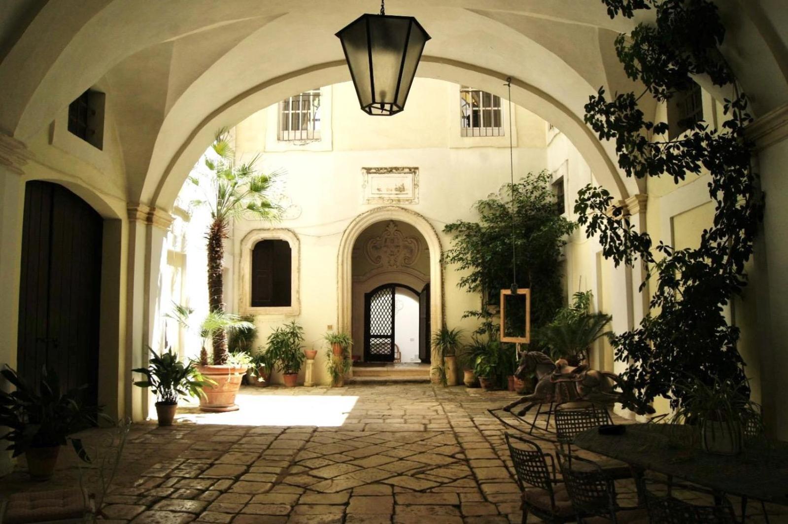 Palazzo De Castro Bed & Breakfast Squinzano Exterior photo