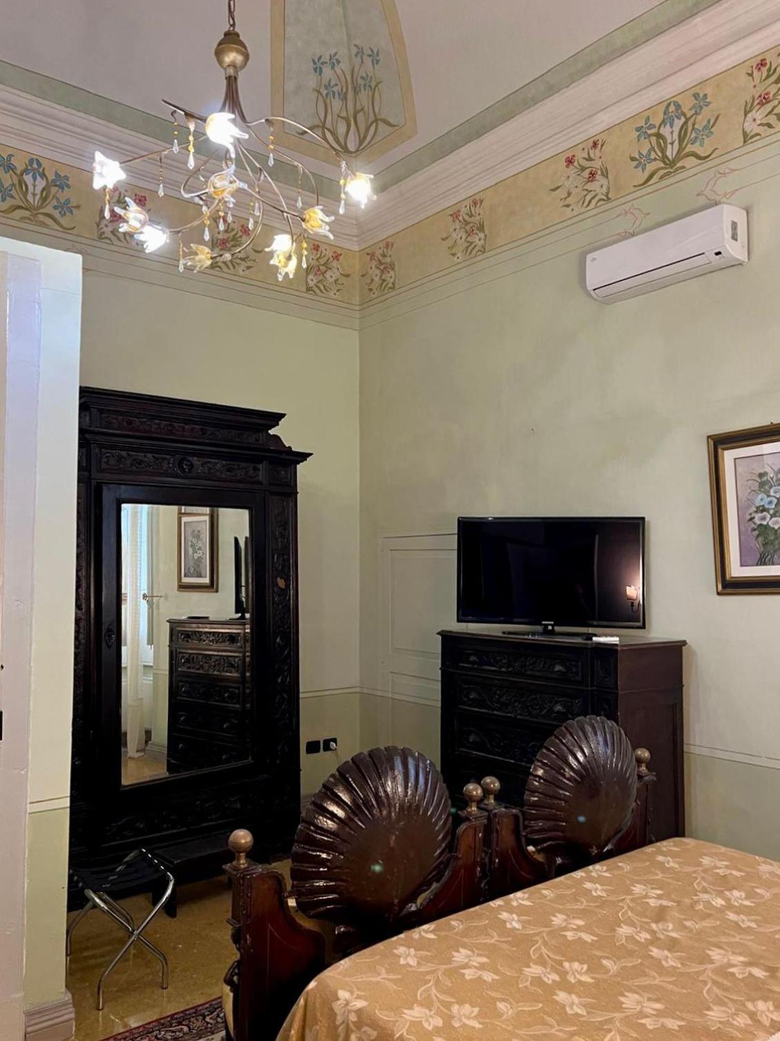 Palazzo De Castro Bed & Breakfast Squinzano Exterior photo
