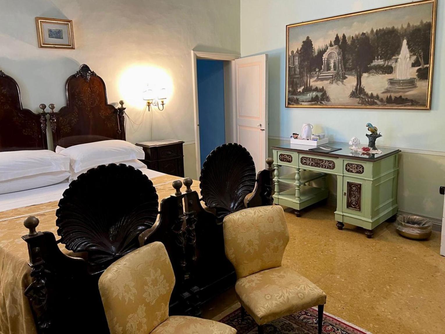 Palazzo De Castro Bed & Breakfast Squinzano Exterior photo